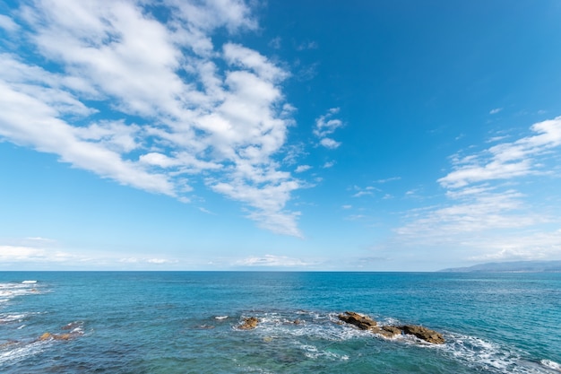 Foto bellissimo mare azzurro e cielo con nuvole.