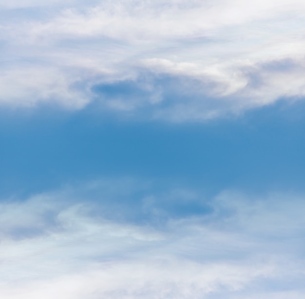 구름과 석양 빛으로 아름 다운 푸른 하늘 배경