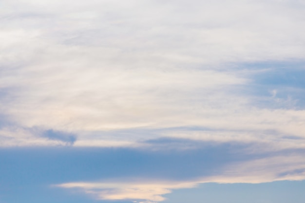 雲と夕焼けの光と美しい青空の背景