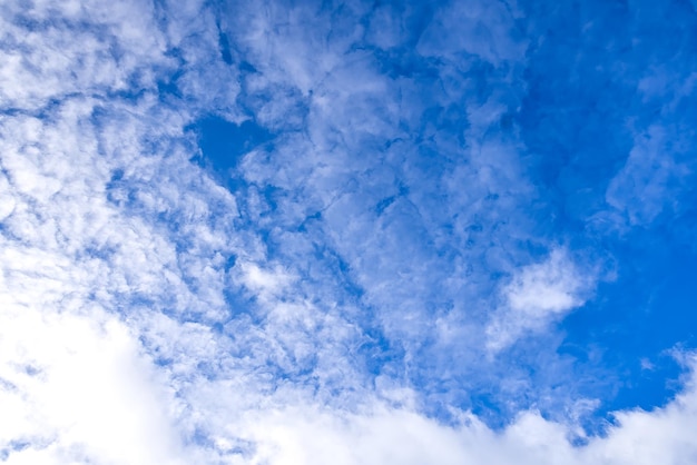 美しい青い空と明るい雲の完璧な背景の空の画像夏の空