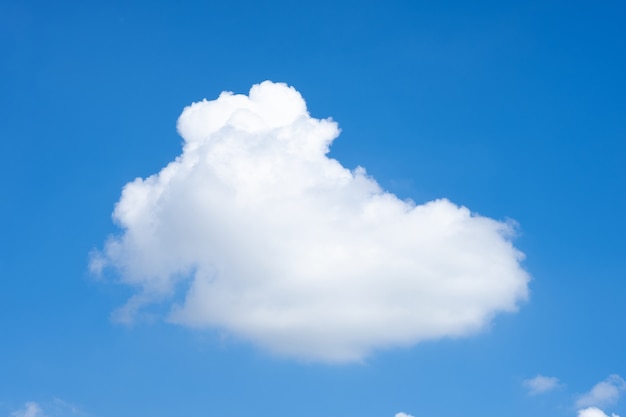 背景の美しい青い空の雲。