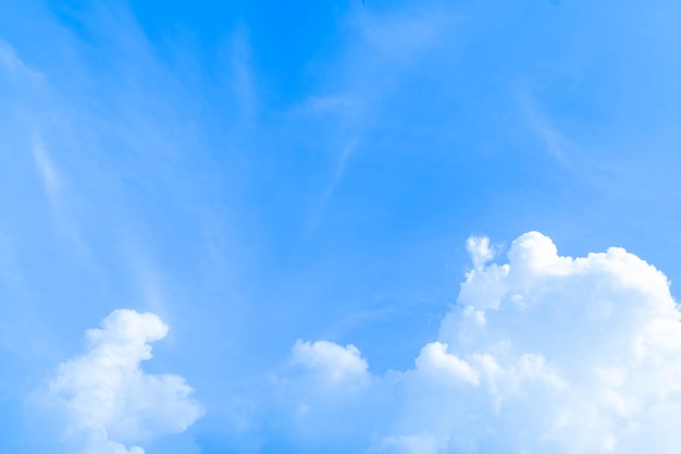 写真 美しい青い空の雲を背景に