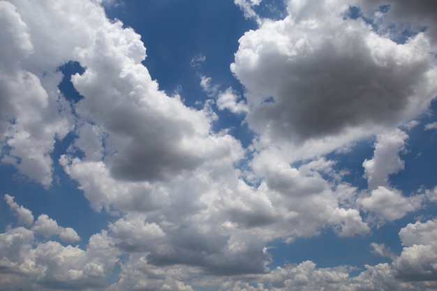 美しい青い空と雲