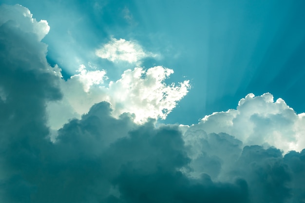 美しい青い空の太陽光線と太陽光線のある雲