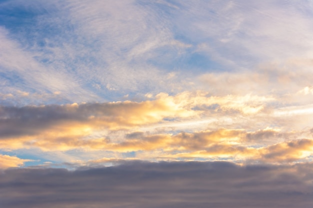 日没時の美しい青い空。明るい雲。空の背景。