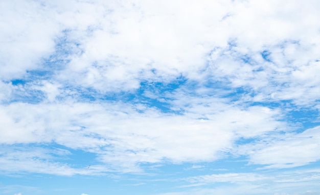 Photo beautiful blue sky and white clouds abstract background cloudscape background blue sky and fluffy