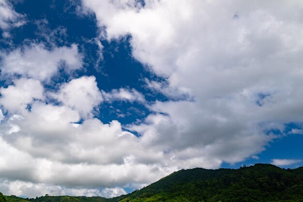 美しい青い空 白い雲の自然環境背景