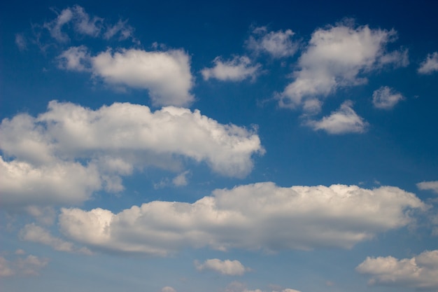 美しい青い空と白い雲