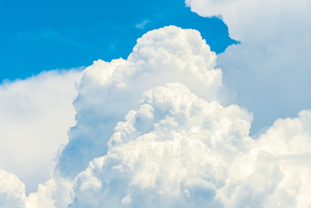 Photo beautiful blue sky and white cumulus clouds