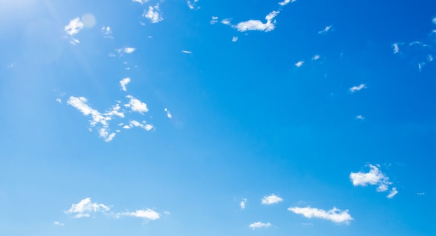 素晴らしい雲の背景で美しい青空。