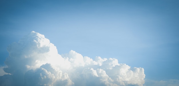 Bel cielo azzurro con sfondo nuvola.