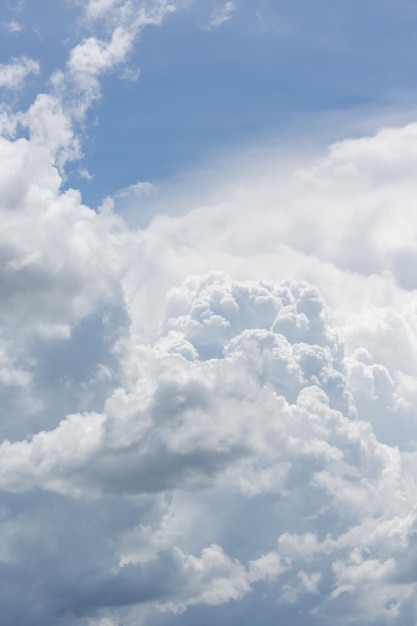 여름 시즌을 위한 CloudNatural cloudscape가 있는 아름다운 푸른 하늘