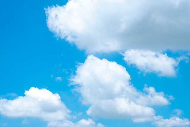 背景の雲と美しい青い空。美しい青い空。