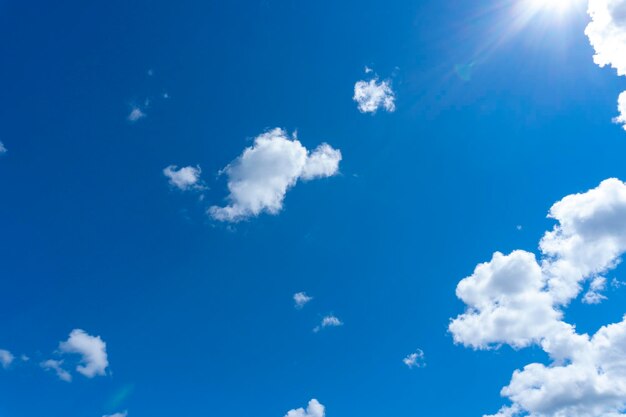 晴れた晴れた天候で雲のついた美しい青い空