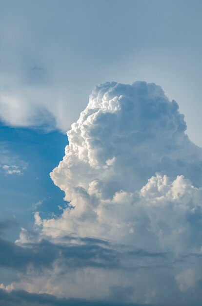 雲と美しい青い空。空の雲。雲のある空天気自然雲青