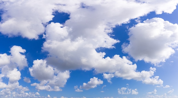 雲と美しい青い空