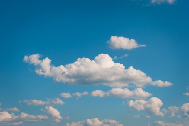 雲と美しい青い空