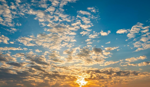 Foto bellissimo cielo blu con nuvole nella luce mattutina