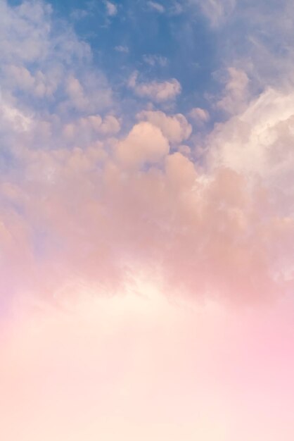 Photo beautiful blue sky with pink clouds