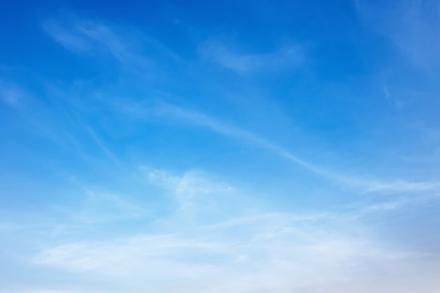 柔らかい雲と美しい青い空