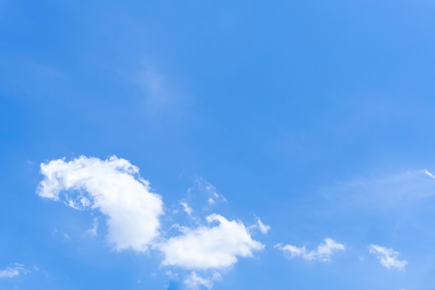 Foto bel cielo blu con una strana forma di nuvole al mattino o alla sera