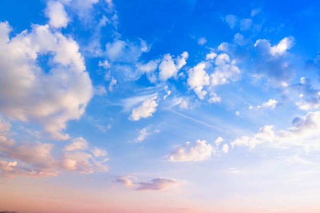 Фото Красивое голубое небо с пушистыми облаками