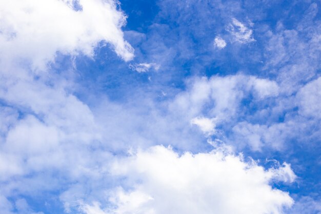 白い雲と美しい青い空、美しい風景。