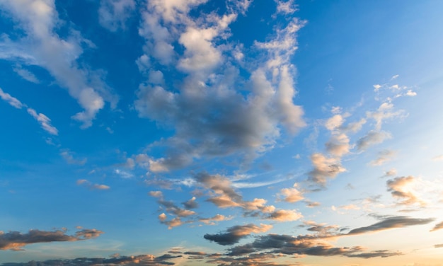 Bel cielo azzurro con nuvole bianche all'alba