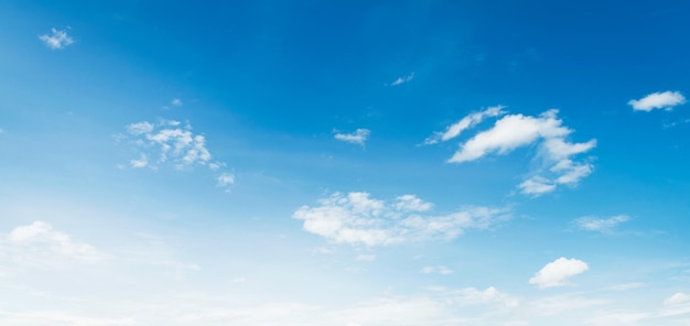 白い雲と美しい青空