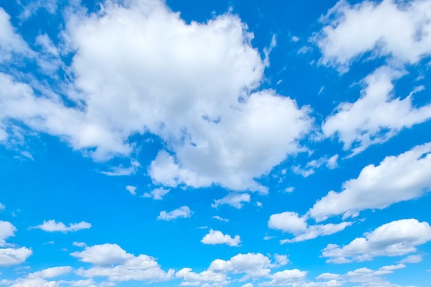 空の背景に白い雲と美しい青い空