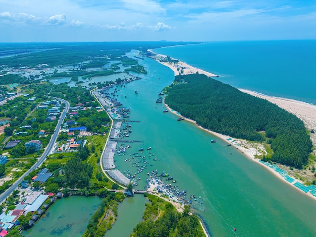Loc An 운하의 탁 트인 아름다운 푸른 스카이라인 쓰나미 보호 콘크리트 블록이 있는 어항의 풍경 풍경과 바다의 보트 Loc An 마을 Vung Tau City 근처