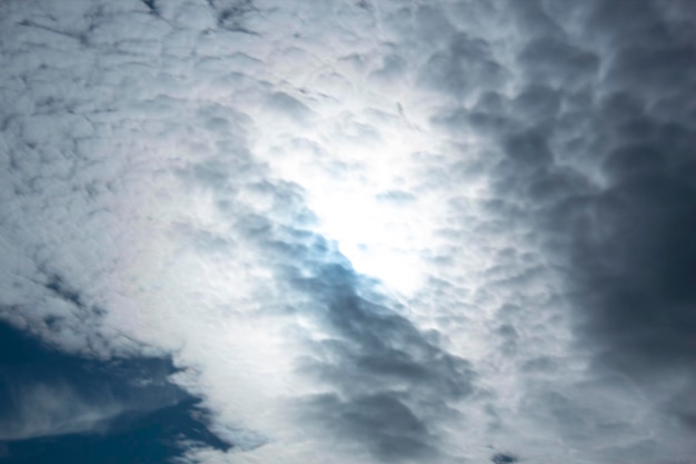 美しい青と白の抽象的な空