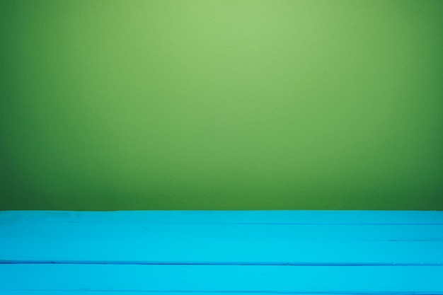 사진 아름다운 파란 나무 테이블과 초록색 벽 배경