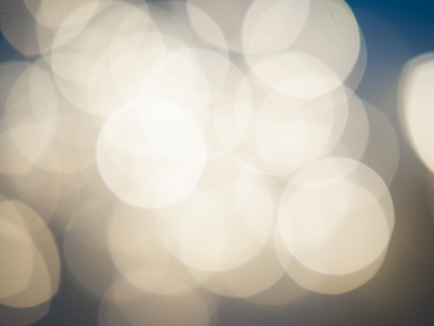 Photo beautiful blurred bokeh light yellow on a blue background