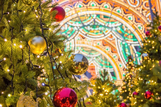 夕方に装飾されたモミの木に美しいぼやけたクリスマス ライト