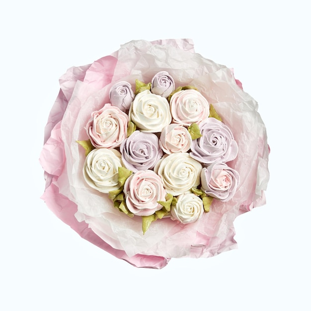 Bellissimo bouquet assemblato dal marshmallow a forma di fiori di rosa su uno sfondo bianco