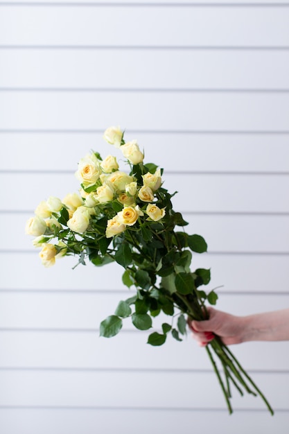 美しい花の美しい花束。花屋の仕事。花の配達