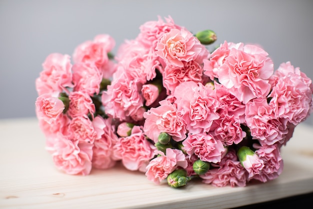 Bellissimo bouquet di bellissimi fiori. il lavoro del fioraio. consegna dei fiori.