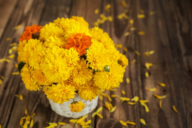 Bellissimo mazzo di fiori di crisantemi in cesto di vimini