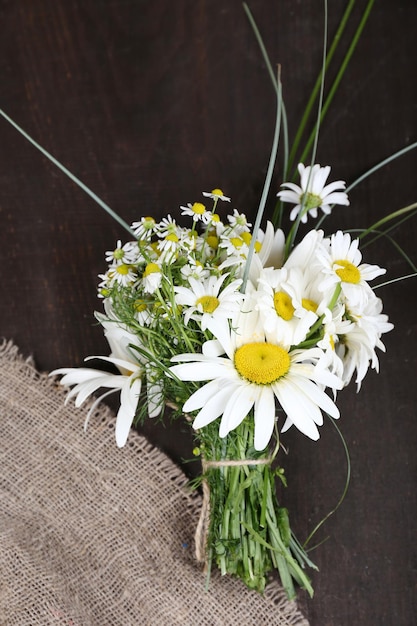 Photo beautiful bouquet of daisies on wooden background