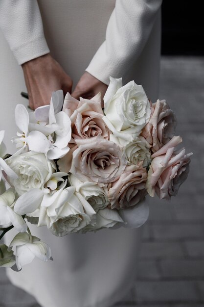 Bellissimo bouquet di fiori diversi, primo piano. bouquet moderno ed elegante, su uno sfondo scuro.