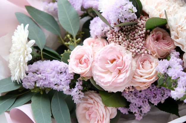 背景の美しい花束の花。背景の美しい花束の花。白とピンクのバラ、白いトルコギキョウとさまざまな花