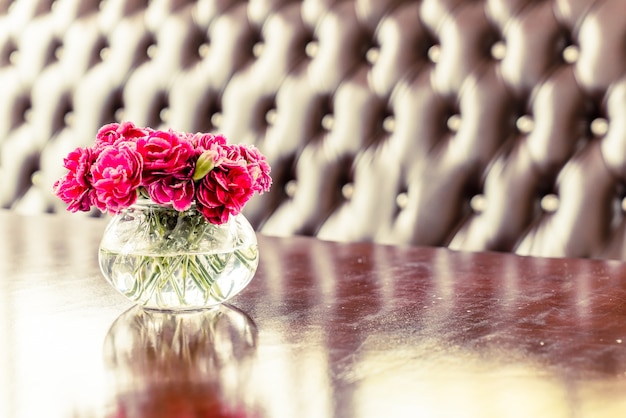 Foto bellissimo bouquet di fiori in vaso sul tavolo