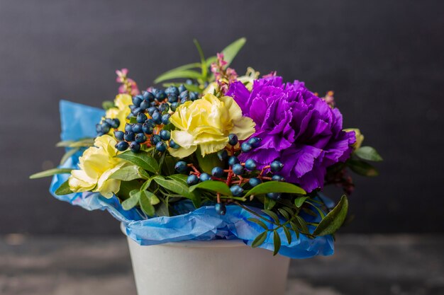 Bellissimo bouquet di fiori su una superficie scura