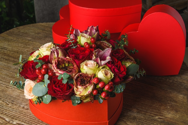 Photo beautiful bouquet of flowers on a heart-shaped box
