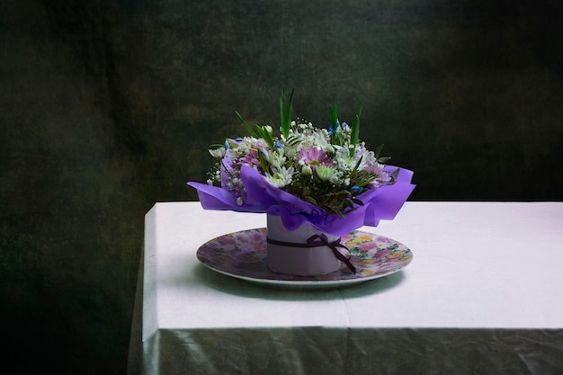 白いテーブル クロスをかけたテーブルの上の美しい花束