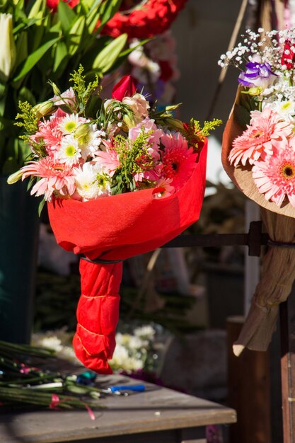 さまざまな種類の花の美しい花束