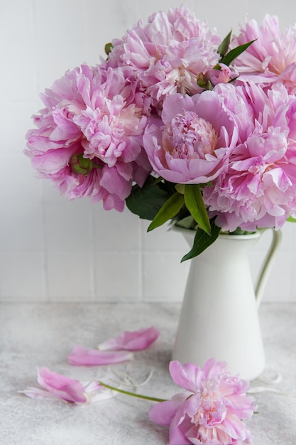 Bellissimo bouquet di fiori bianchi e rosa peoniesxa