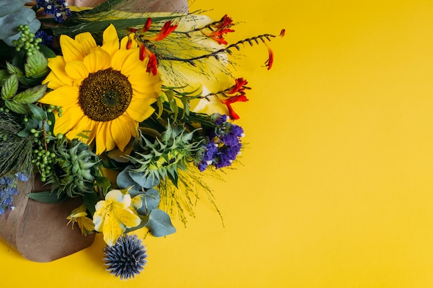 Foto bellissimo bouquet di fiori con un girasole