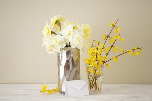 나무 배경에 꽃병에 신선한 노란 수선화 꽃의 아름다운 꽃다발 어머니의 날 카드 봄 꽃